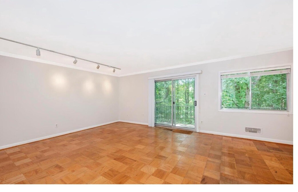 Building Photo - 10619 Montrose Ave