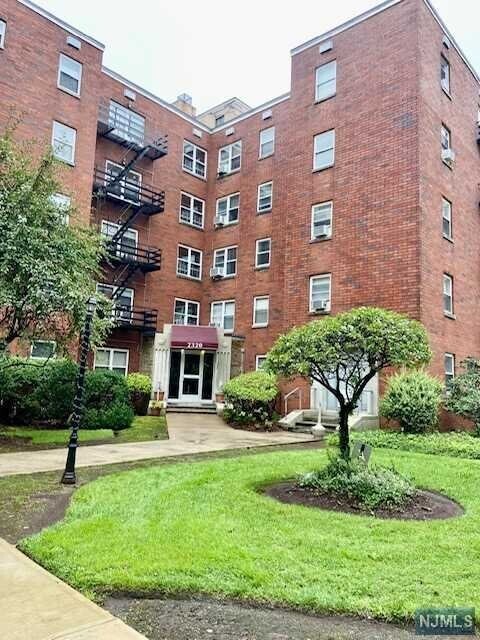 Building Photo - 2320 Linwood Ave