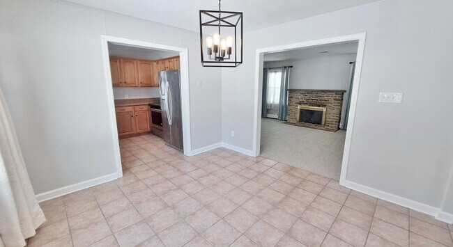 Building Photo - 3 Bed / 1-1/2 Bath Single Family Home w/2-car garage