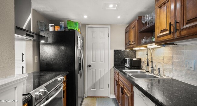 Building Photo - 8135 N 32nd Dr