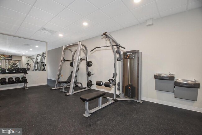 Building Photo - 121 High Pointe Dr