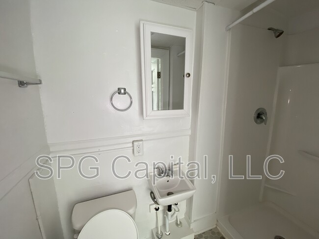 Building Photo - 28 E Maple St