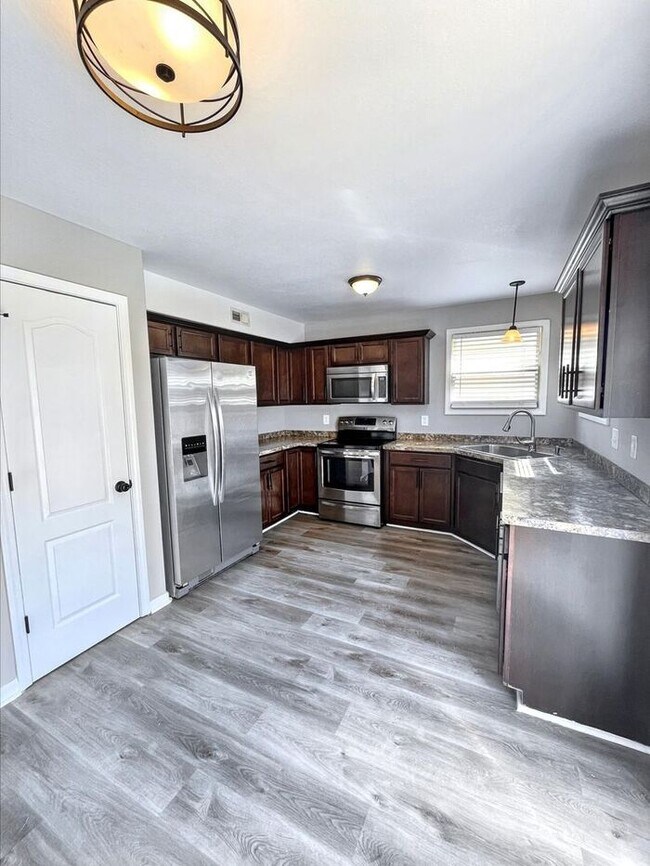 Building Photo - Beautiful 3-Bedroom Home with Modern Comfo...