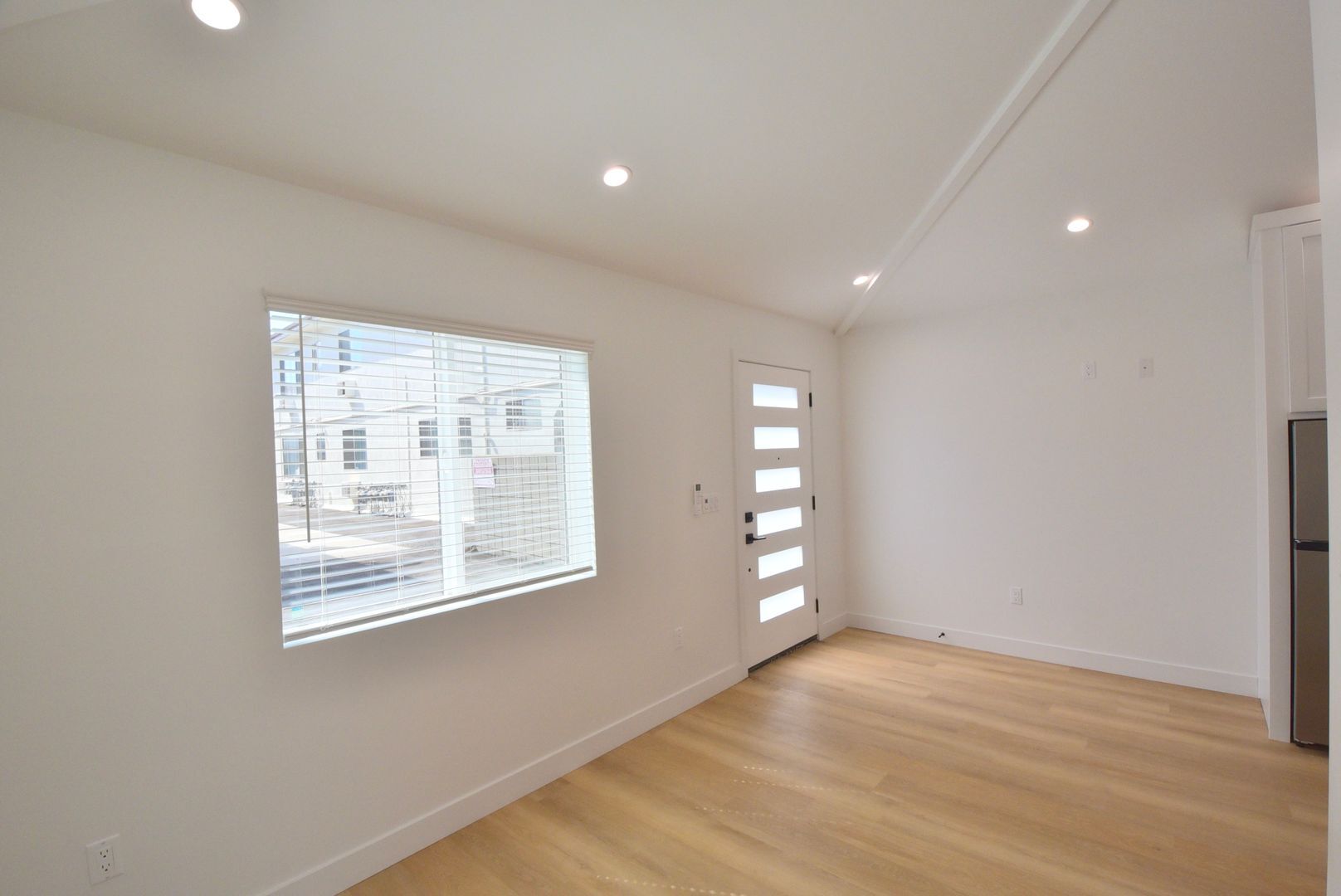 Building Photo - 10839 Moorpark St