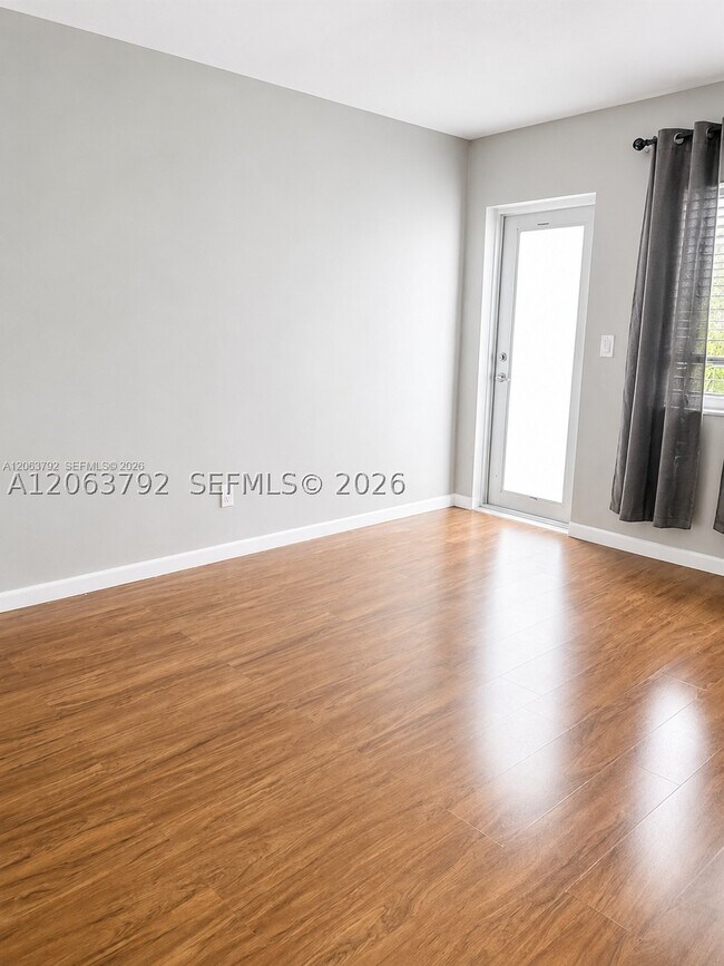 Building Photo - 7430 Carlyle Ave