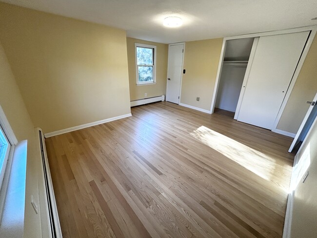 Building Photo - 12 Fieldstone Dr