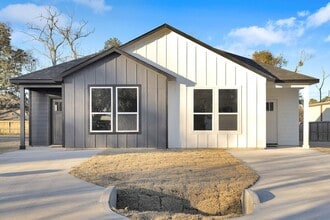 Building Photo - 104 Runnels St