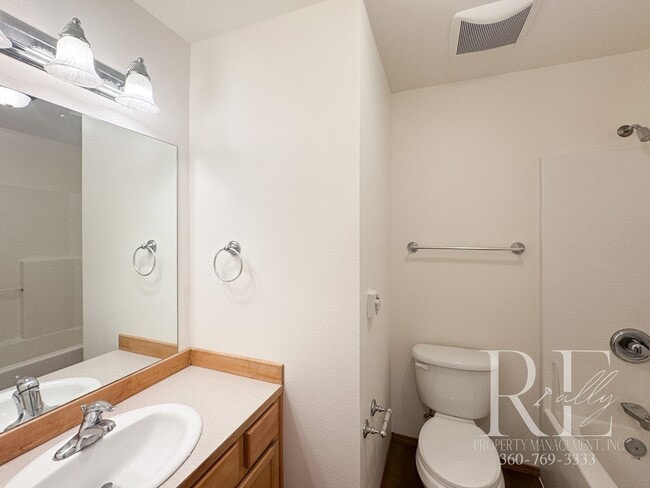 Building Photo - Freshly Updated Duplex with Private Yard & Garage on Quiet Dead-End Street