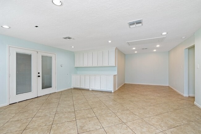 Building Photo - 5511 Greentree Dr