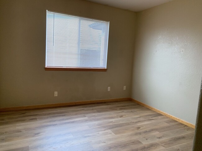 Building Photo - STUDENTS WELCOME! 3 Bed, 2 Bath Duplex in ...
