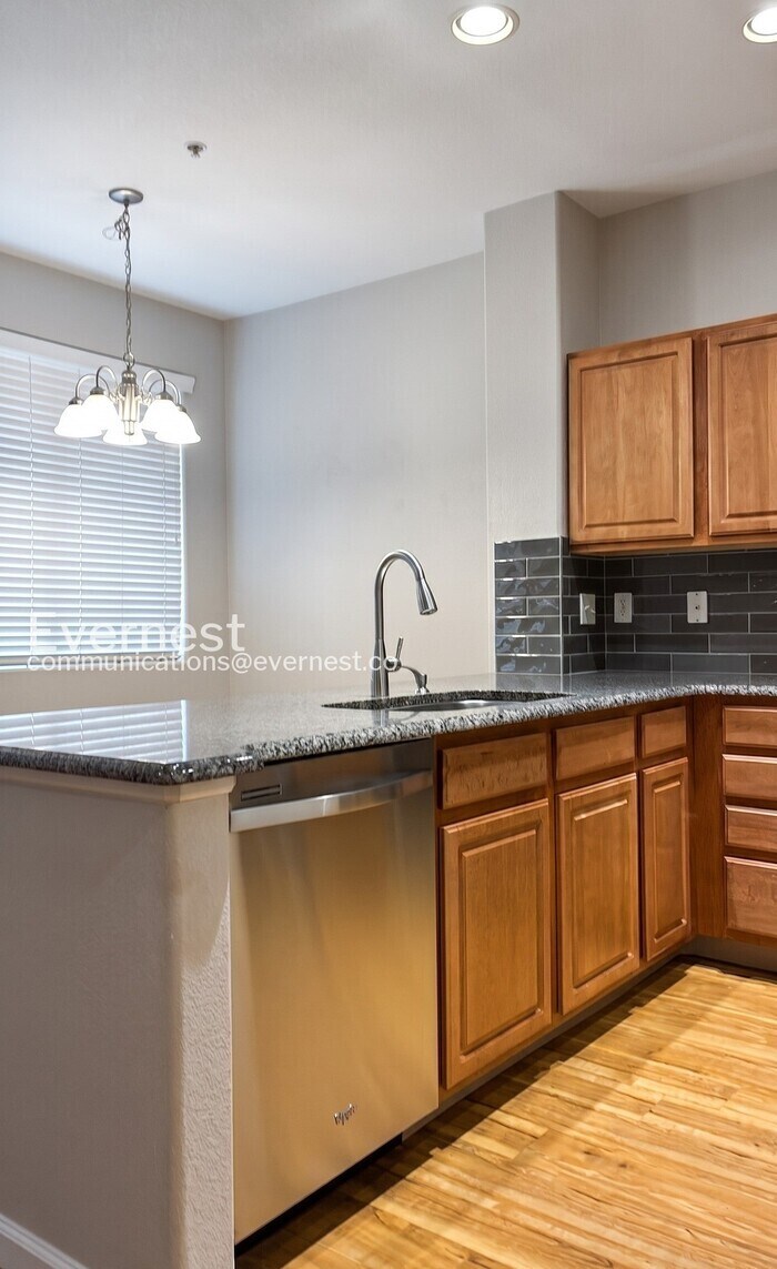 Building Photo - 2851 Kansas Dr