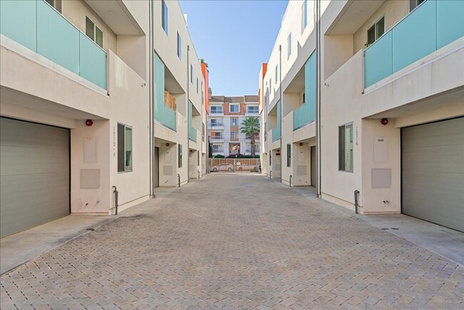 Building Photo - Stunning Three Bedroom Townhome Now Availa...