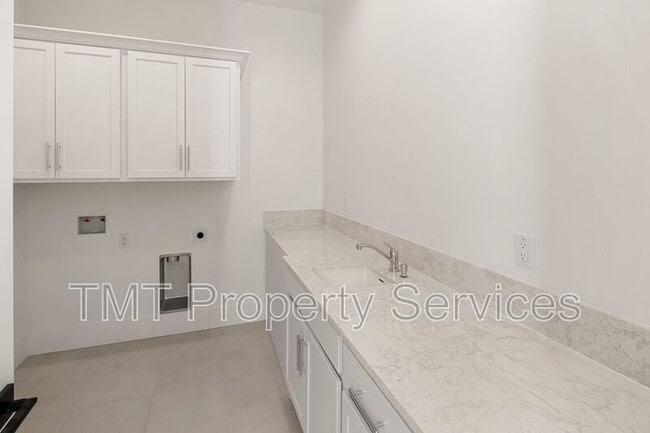 Building Photo - 9041 Ventura St