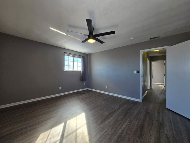 Building Photo - Spacious 5-Bedroom Family Home