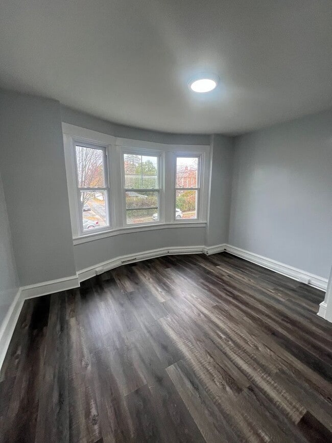 Building Photo - Newly Renovated 3 Bedroom Home