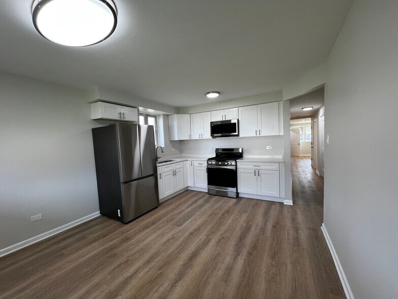 Kitchen - 5432 S Long Ave