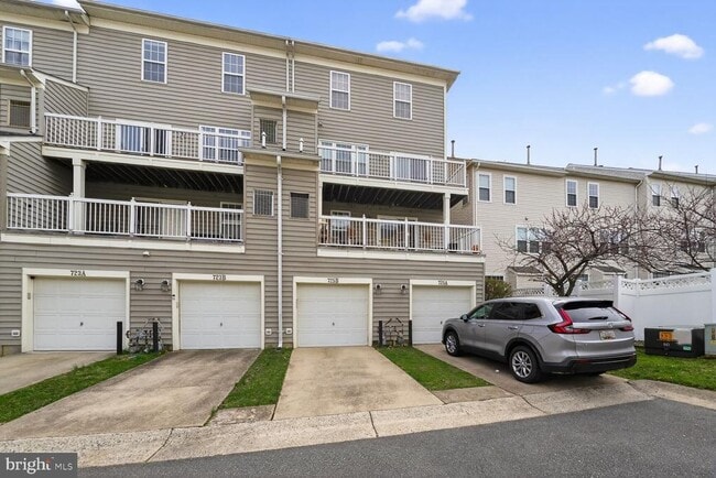 Building Photo - 725 Main St