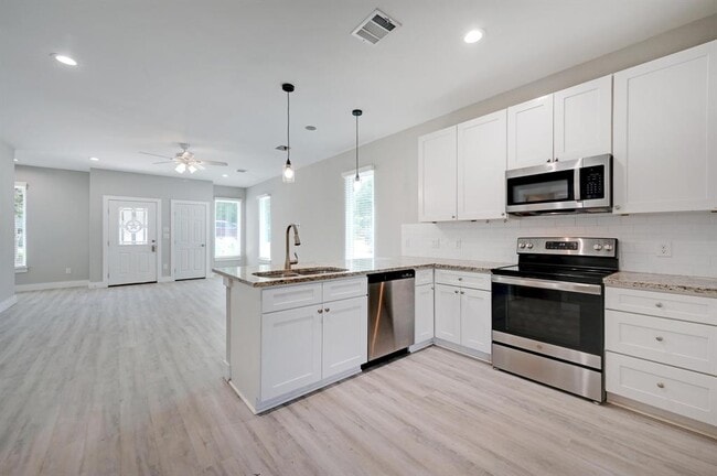 Building Photo - 346 Shady Bluff Dr