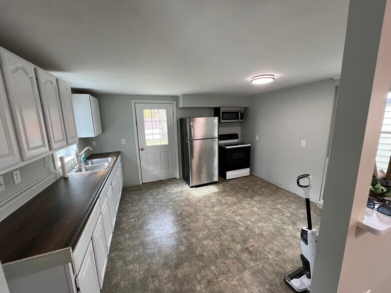 Building Photo - 292 W 5th St