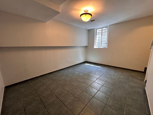 Building Photo - $0 DEPOSIT OPTION. CHARMING 3BED/2BATH VIC...