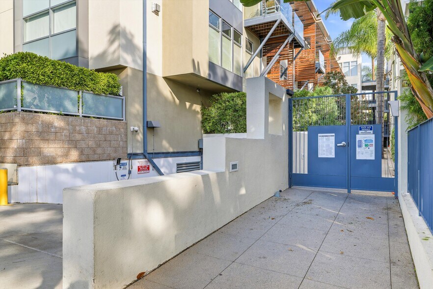 Building Photo - 1250 N Harper Ave