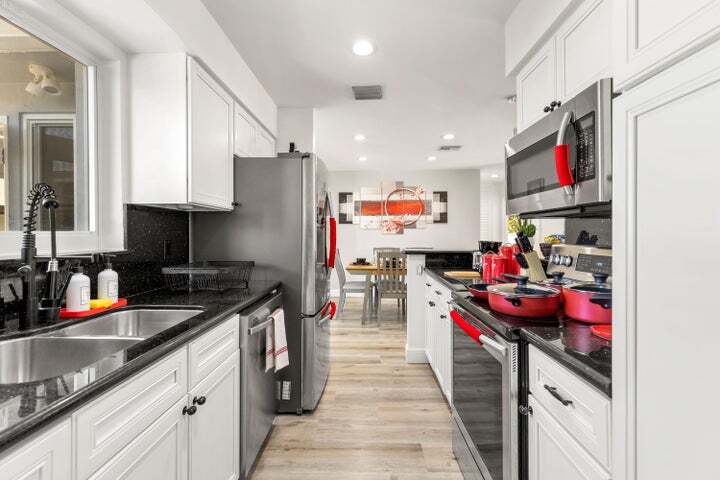 Primary Photo - 921 SE 13th Ct