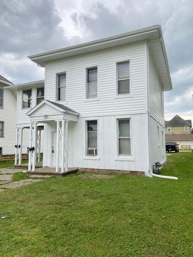 Primary Photo - 557 6th Ave S