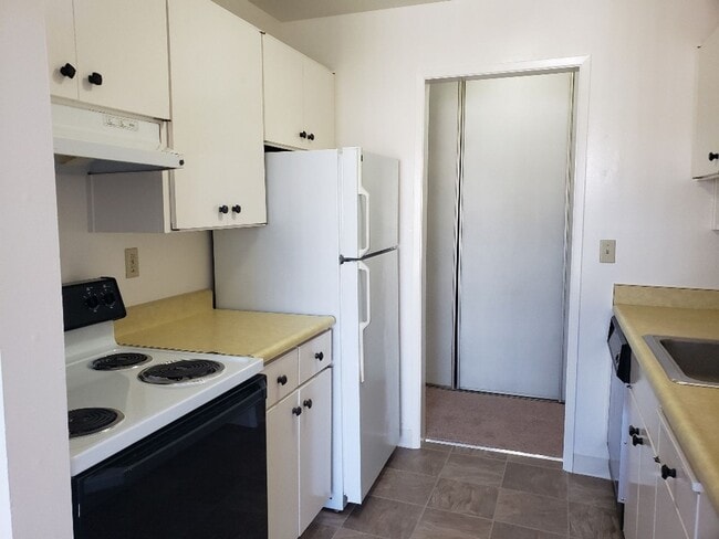 Building Photo - $500 Move In Special!!! 1BD/1BA CONDO AVAI...