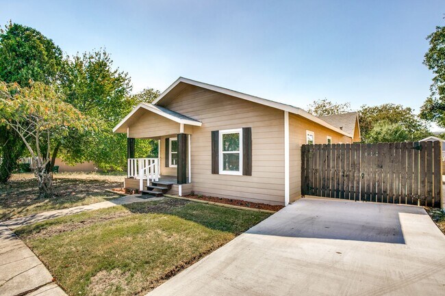 Building Photo - Single-Family Home Available!