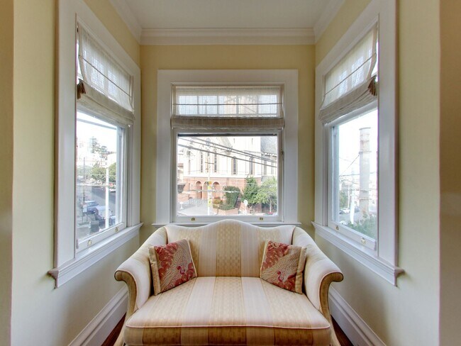 Building Photo - STUNNING 2/2 W/ Dining Room and LARGE Atti...