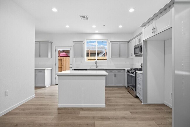 Building Photo - Brand New 3 Bedroom 2.5 Bathroom with Solar in NW Visalia!!