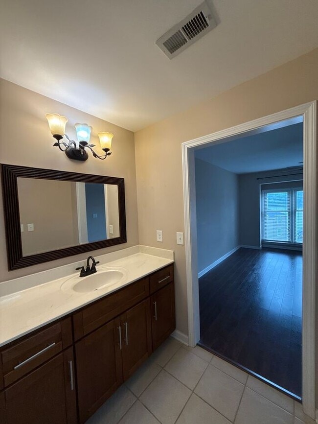 Building Photo - Great condo with Lake Wylie views!