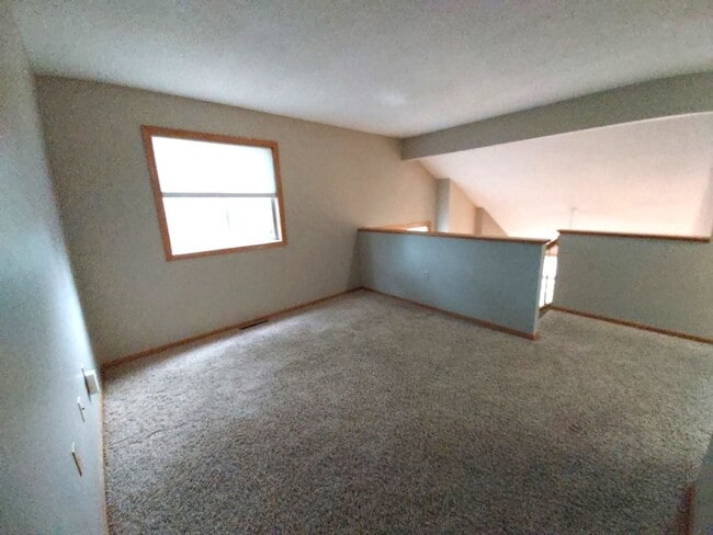 Building Photo - 2 Bedroom 1.5 Bathroom End Unit Townhome in Hudson