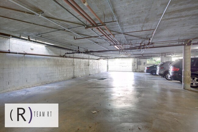 Building Photo - Gorgeous townhouse in a quiet 6-unit gated complex