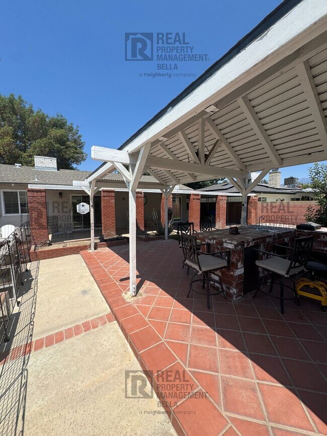 Building Photo - 3-Bed, 2-Bath Oasis in Hemet with Sparklin...