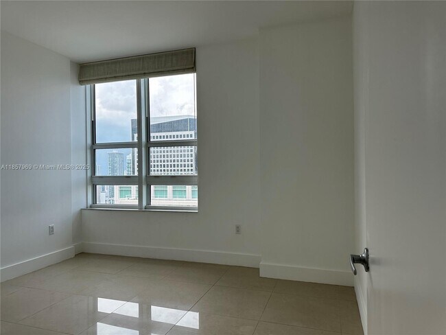 Building Photo - 950 Brickell Bay Dr