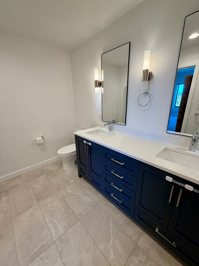 Building Photo - Corner Unit With Views