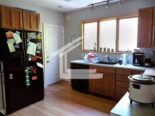 Building Photo - No Brokers Fee,  Parking Included, Laundry on a Site, Eat-in Kitchen