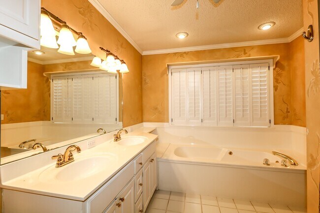 Building Photo - Beautiful 4 Bedroom, 3 Bath home. It has a 2 car garage plus a 1 car carport.  Stay warm in the w...