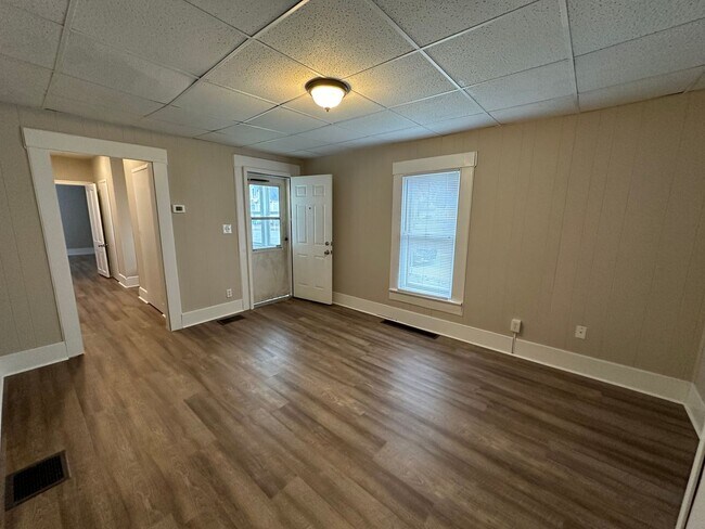 Building Photo - Recently Renovated 3BR/1BA Home in New Albany!