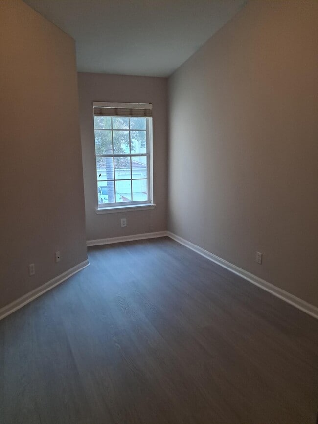 Building Photo - 9759 Lago Dr