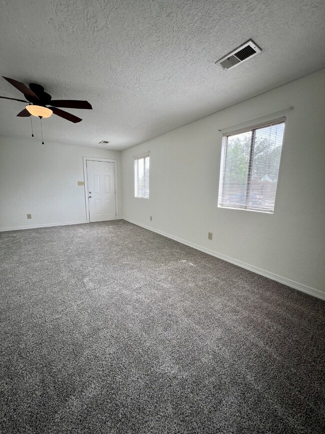 Building Photo - 2 bedroom / 1 bath close to KAFB and I-25 Move-in Special!