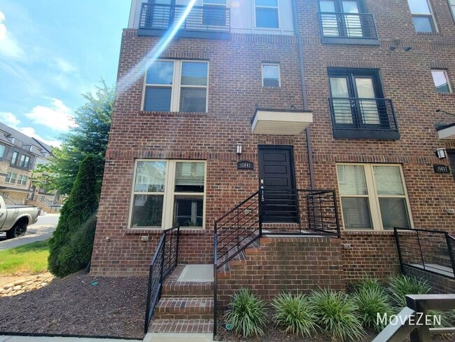 Building Photo - 15041 New Amsterdam Ln