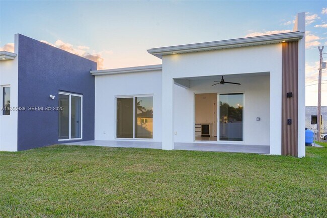 Building Photo - 5 SW 26th Pl