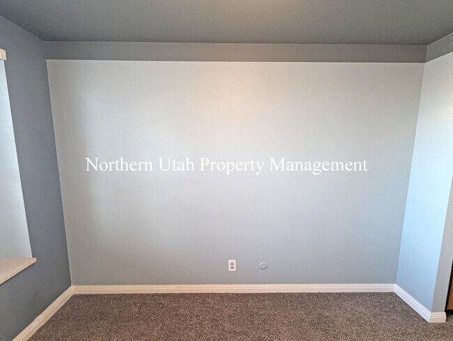 Building Photo - 2 Bed 1 Bath with AC