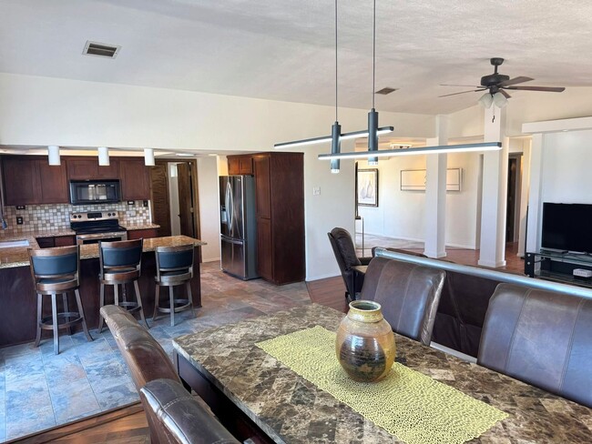 Building Photo - 3 BEDROOM HOME IN TIERRA MESA!