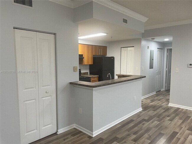 Building Photo - 6020 W Sample Rd