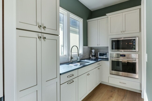 Building Photo - Extrordinary 4BD, 4.5BA Raleigh Home in an...