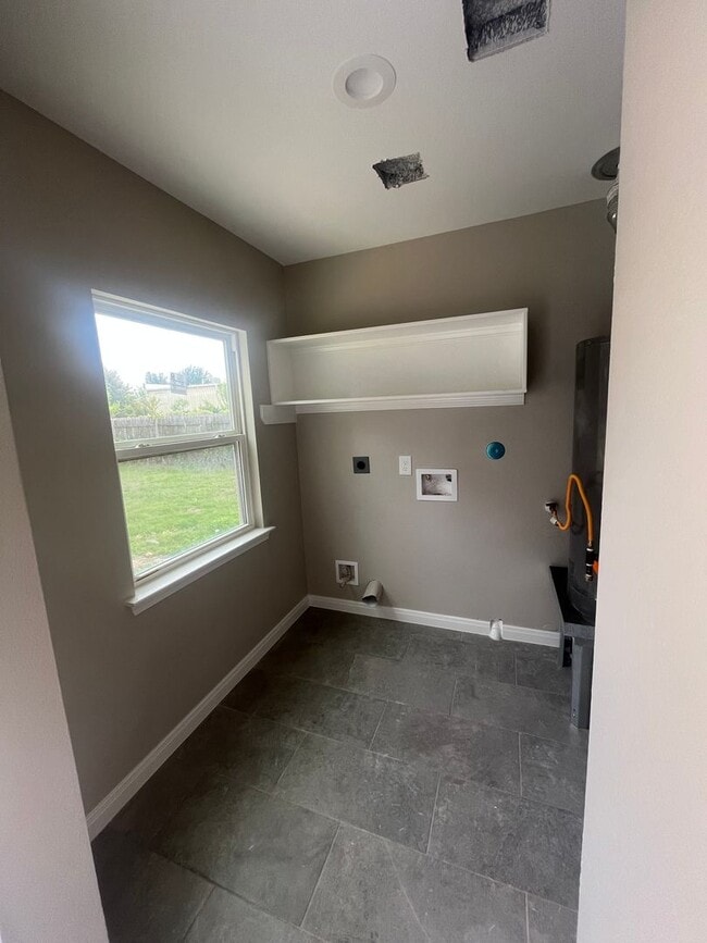 Building Photo - Beautifully Renovated 2 Bedroom Home for Lease