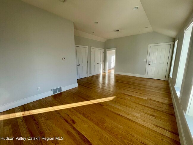 Building Photo - 536 Columbia St